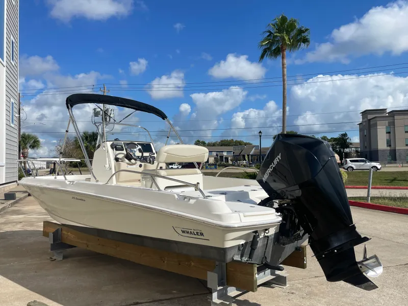 Slide: The Image of Boston Whaler 210 DAUNTLESS 2019 - 4
