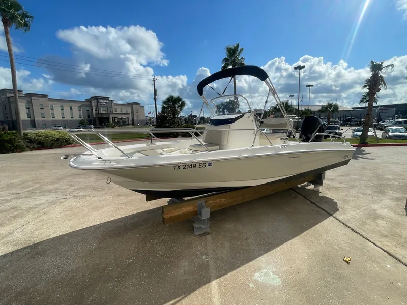 Slide: The Image of Boston Whaler 210 DAUNTLESS 2019 - 6