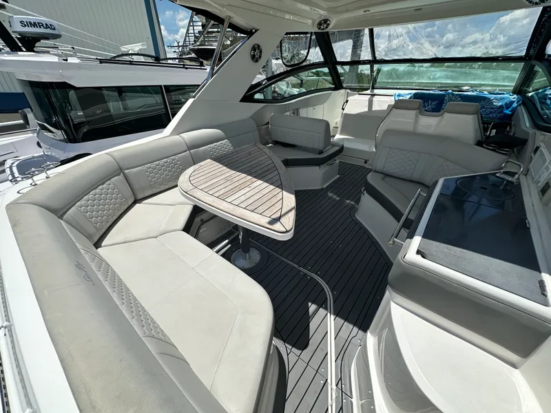 Slide: The Image of Sea Ray 320 DA-OB 2021 - 8