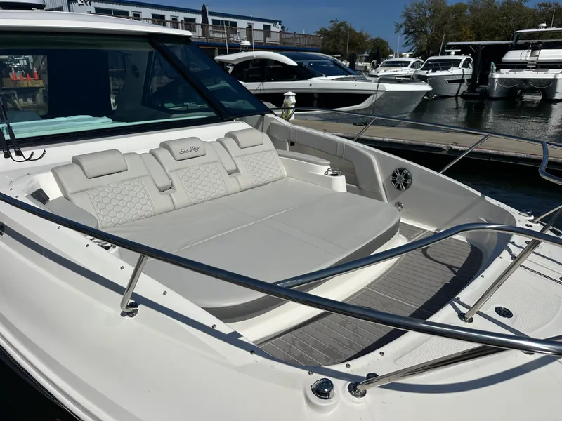 Slide: The Image of Sea Ray 32 DA OB 2024 - 15