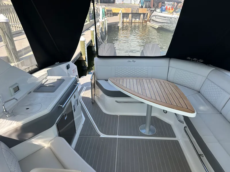 Slide: The Image of Sea Ray 32 DA OB 2024 - 16