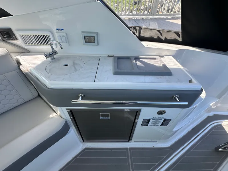 Slide: The Image of Sea Ray 32 DA OB 2024 - 18