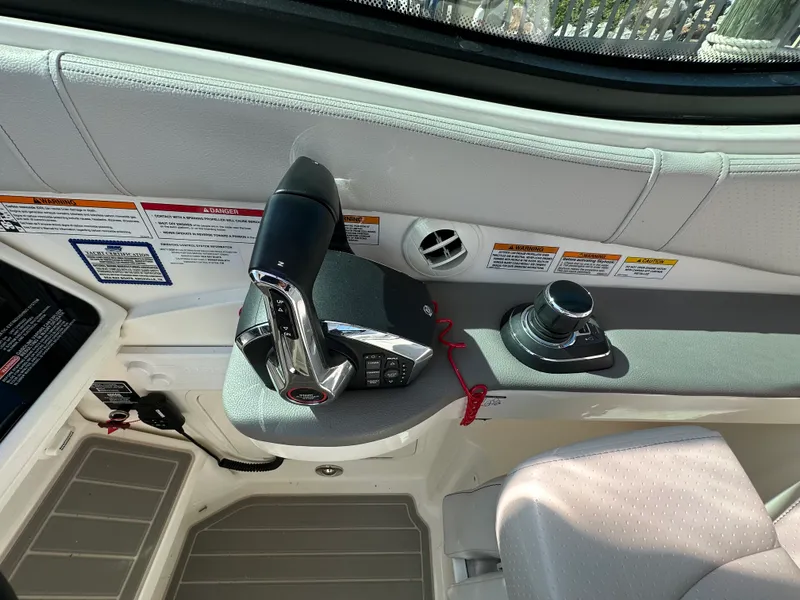 Slide: The Image of Sea Ray 32 DA OB 2024 - 23