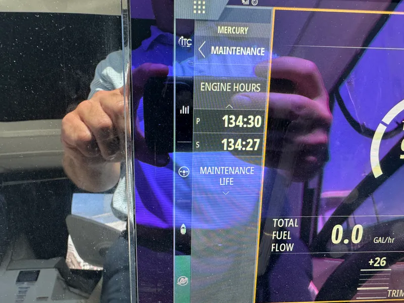 Slide: The Image of Sea Ray 32 DA OB 2024 - 27