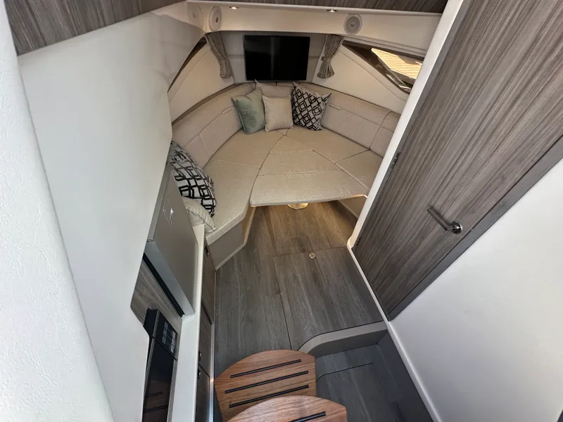 Slide: The Image of Sea Ray 32 DA OB 2024 - 30