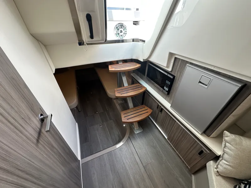 Slide: The Image of Sea Ray 32 DA OB 2024 - 32