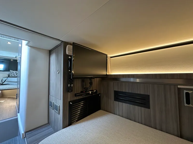 Slide: The Image of Sea Ray 32 DA OB 2024 - 37