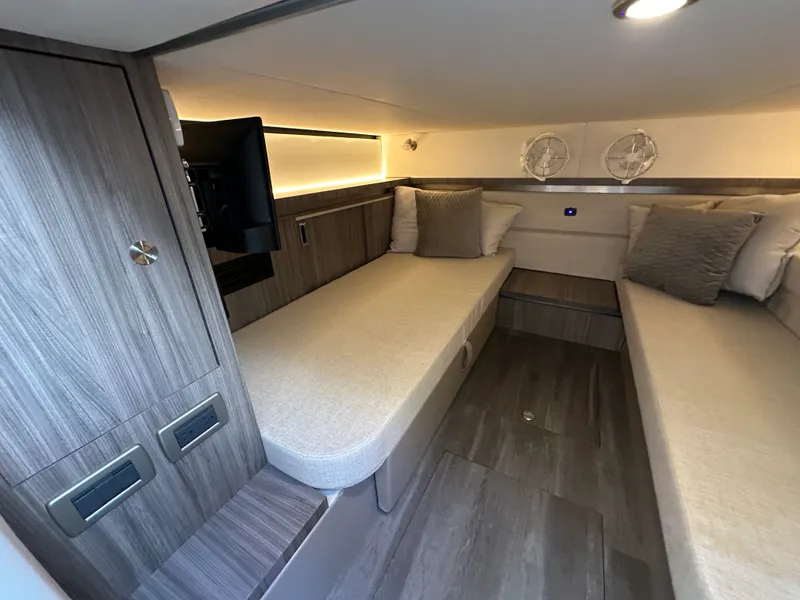 Slide: The Image of Sea Ray 32 DA OB 2024 - 39