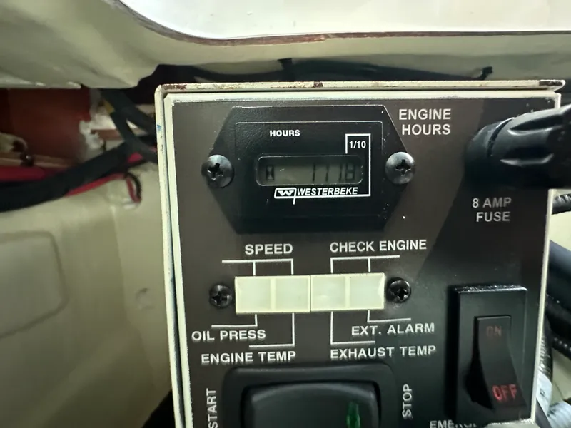 Slide: The Image of Sea Ray 32 DA OB 2024 - 43