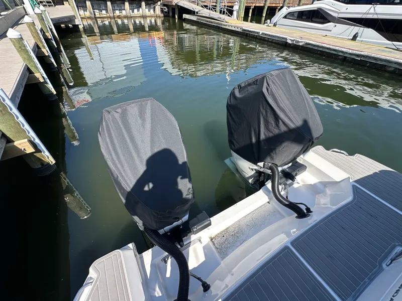 Slide: The Image of Sea Ray 32 DA OB 2024 - 6