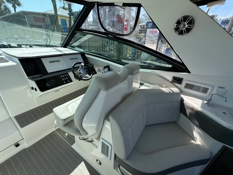 Slide: The Image of Sea Ray SUNDANCER 320 OUTBOARD 2024 - 21