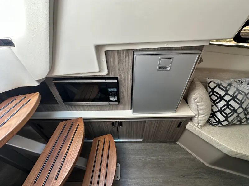 Slide: The Image of Sea Ray SUNDANCER 320 OUTBOARD 2024 - 31