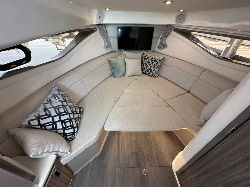 Slide: The Image of Sea Ray SUNDANCER 320 OUTBOARD 2024 - 33