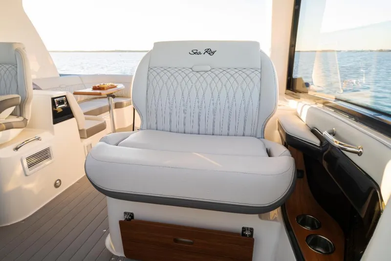 Slide: The Image of Sea Ray Sundancer 370 Outboard 2026 - 23