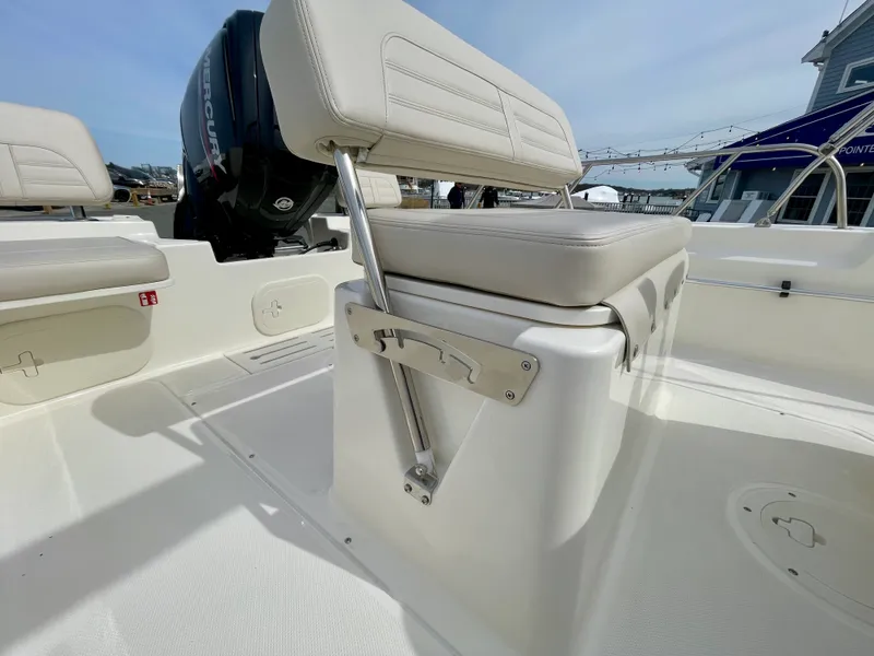 Slide: The Image of Boston Whaler 170 Montauk 2026 - 5