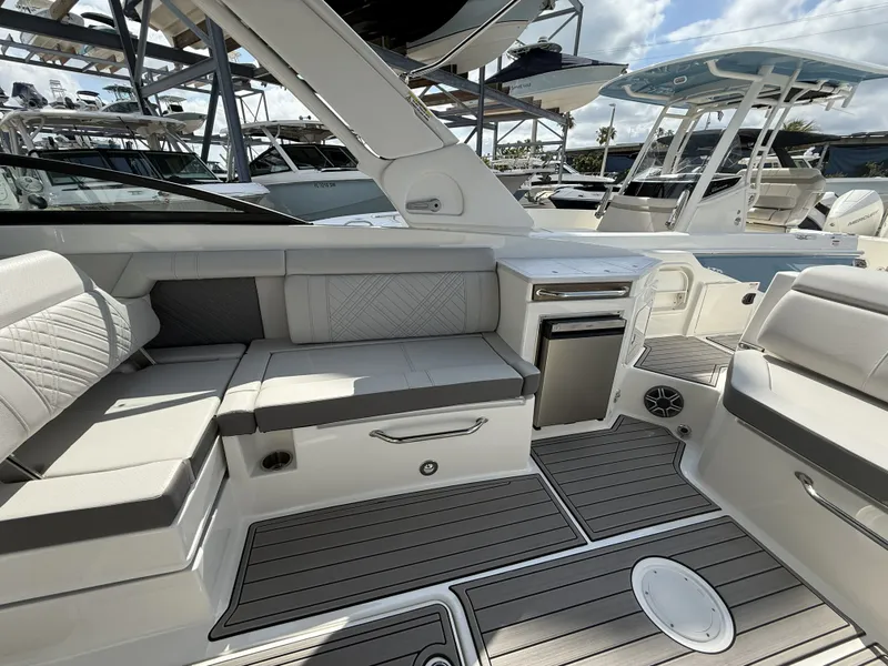 Slide: The Image of Sea Ray SDX 290 Outboard 2026 - 14