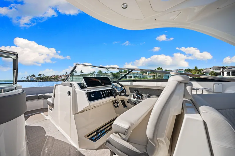 Slide: The Image of Sea Ray 310 SLX OB 2023 - 30