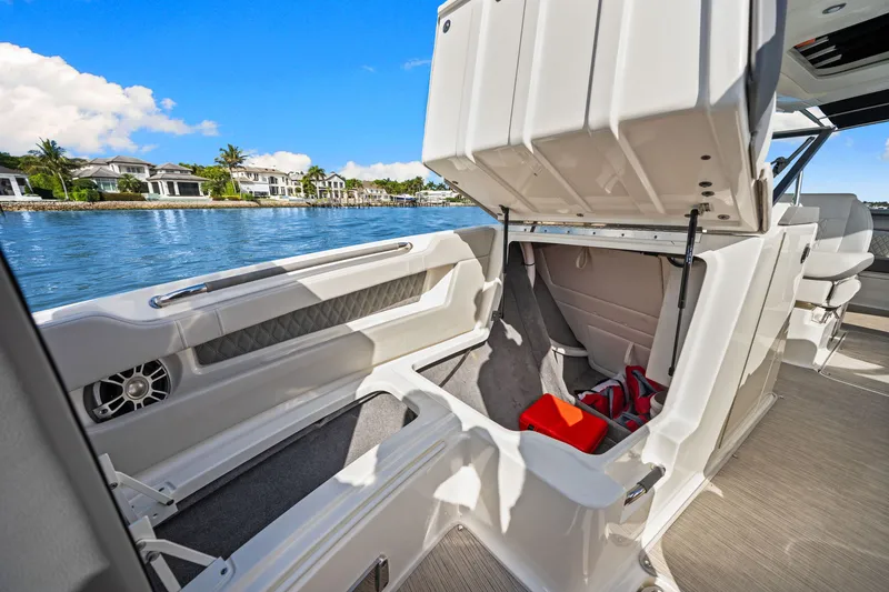 Slide: The Image of Sea Ray 310 SLX OB 2023 - 32