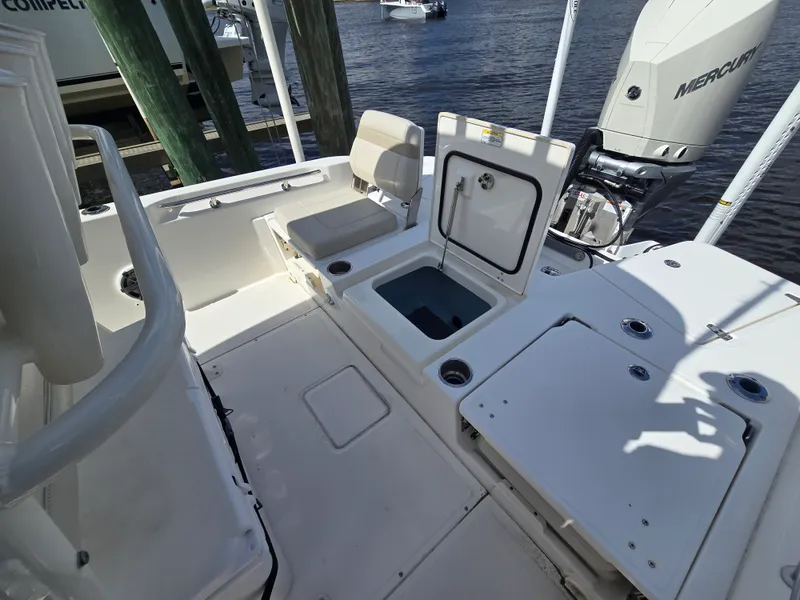 Slide: The Image of Boston Whaler 250 DAUNTLESS 2023 - 17