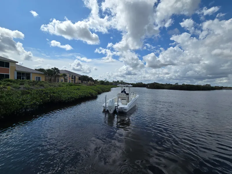 Slide: The Image of Boston Whaler 250 DAUNTLESS 2023 - 27