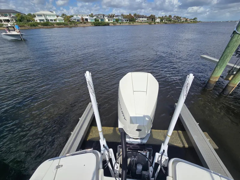Slide: The Image of Boston Whaler 250 DAUNTLESS 2023 - 11