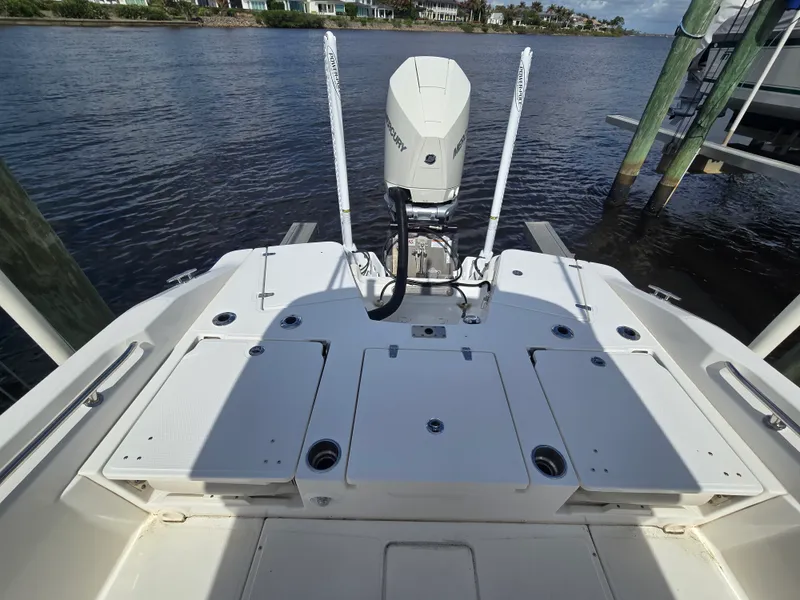 Slide: The Image of Boston Whaler 250 DAUNTLESS 2023 - 30