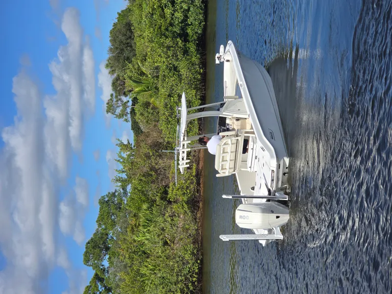Slide: The Image of Boston Whaler 250 DAUNTLESS 2023 - 2