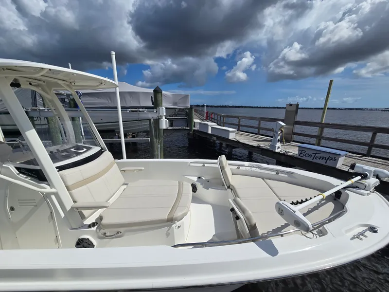 Slide: The Image of Boston Whaler 250 DAUNTLESS 2023 - 14
