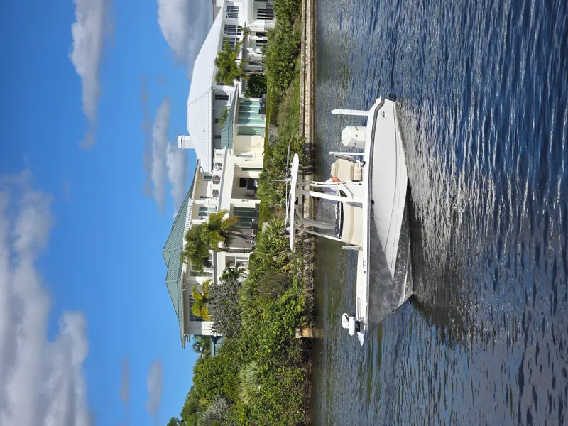 Slide: The Image of Boston Whaler 250 DAUNTLESS 2023 - 5