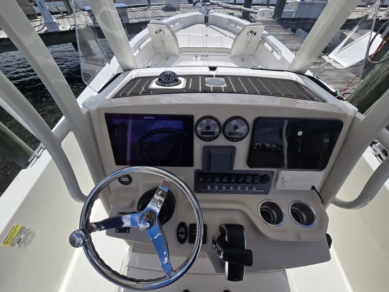 Slide: The Image of Boston Whaler 250 DAUNTLESS 2023 - 18
