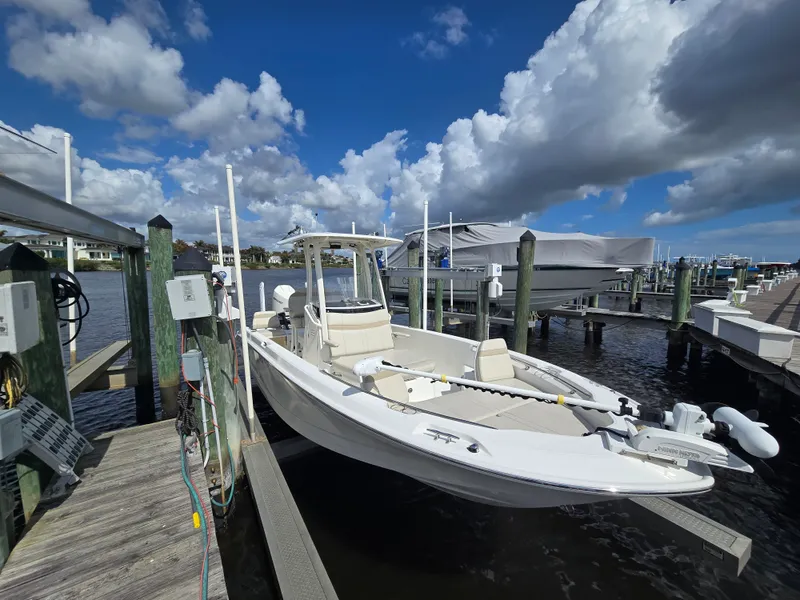 Slide: The Image of Boston Whaler 250 DAUNTLESS 2023 - 8