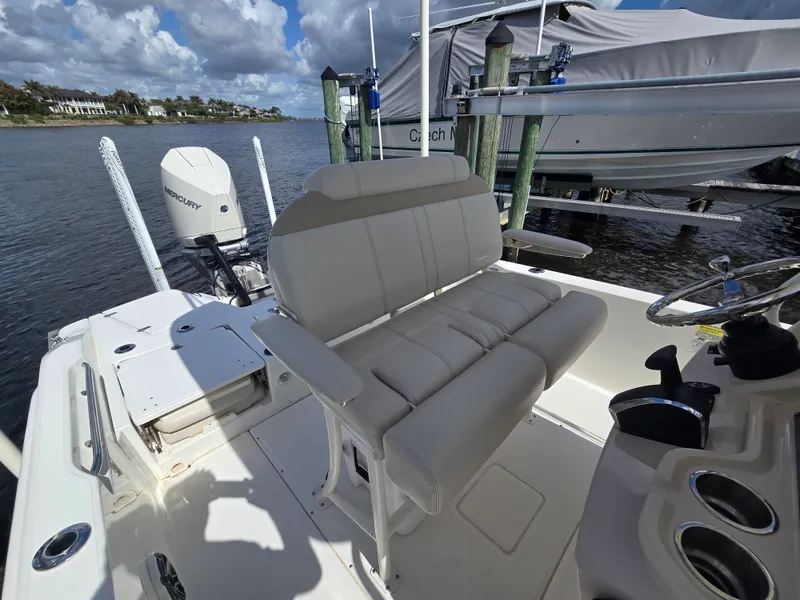 Slide: The Image of Boston Whaler 250 DAUNTLESS 2023 - 21