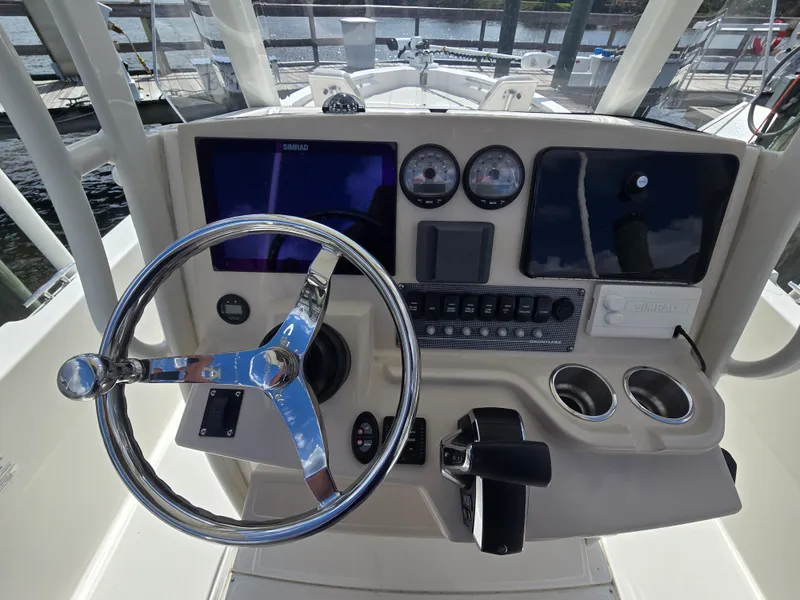 Slide: The Image of Boston Whaler 250 DAUNTLESS 2023 - 22