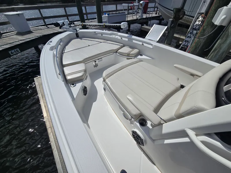 Slide: The Image of Boston Whaler 250 DAUNTLESS 2023 - 36