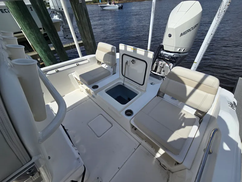 Slide: The Image of Boston Whaler 250 DAUNTLESS 2023 - 16
