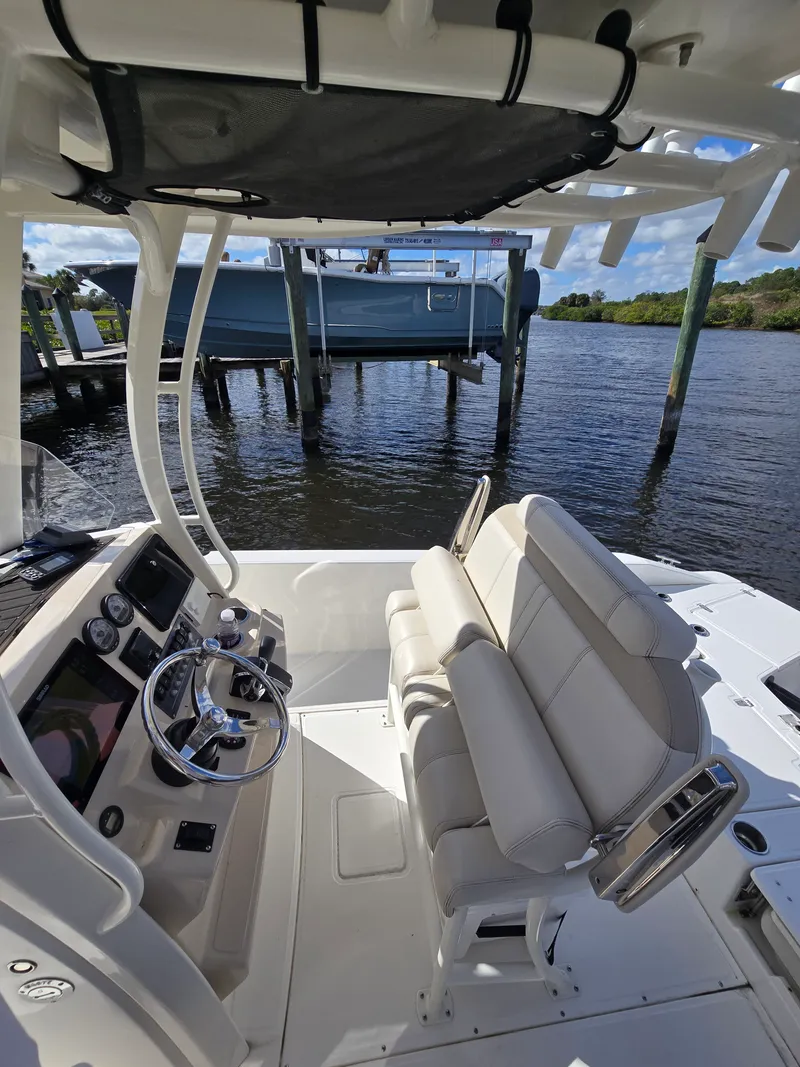 Slide: The Image of Boston Whaler 250 DAUNTLESS 2023 - 40