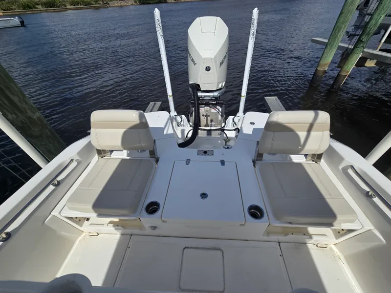Slide: The Image of Boston Whaler 250 DAUNTLESS 2023 - 15