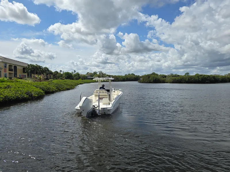 Slide: The Image of Boston Whaler 250 DAUNTLESS 2023 - 19