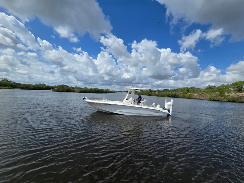 Slide: The Image of Boston Whaler 250 DAUNTLESS 2023 - 7