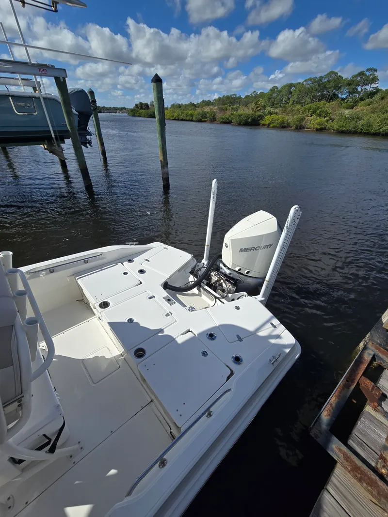 Slide: The Image of Boston Whaler 250 DAUNTLESS 2023 - 37