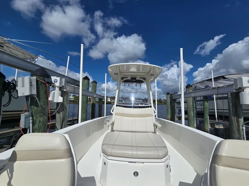 Slide: The Image of Boston Whaler 250 DAUNTLESS 2023 - 34