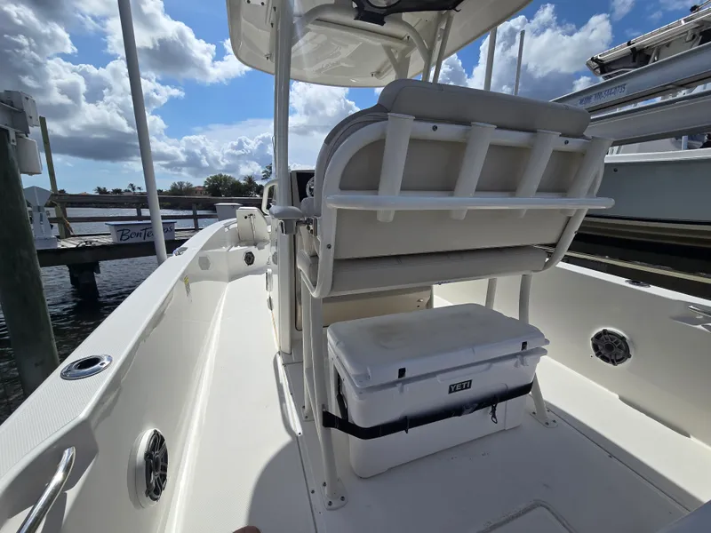 Slide: The Image of Boston Whaler 250 DAUNTLESS 2023 - 9