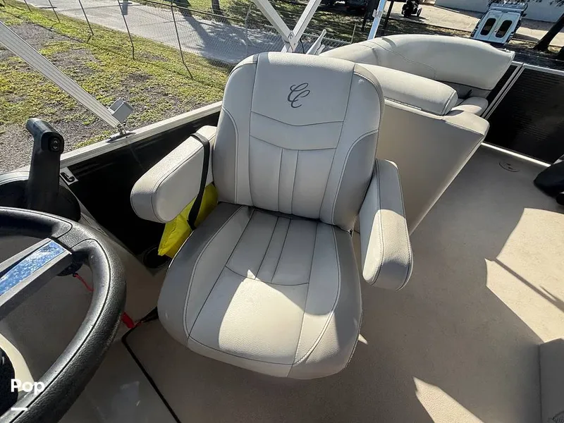 Slide: The Image of Cypress Cay Seabreeze 232 Freedom 2023 - 16843530