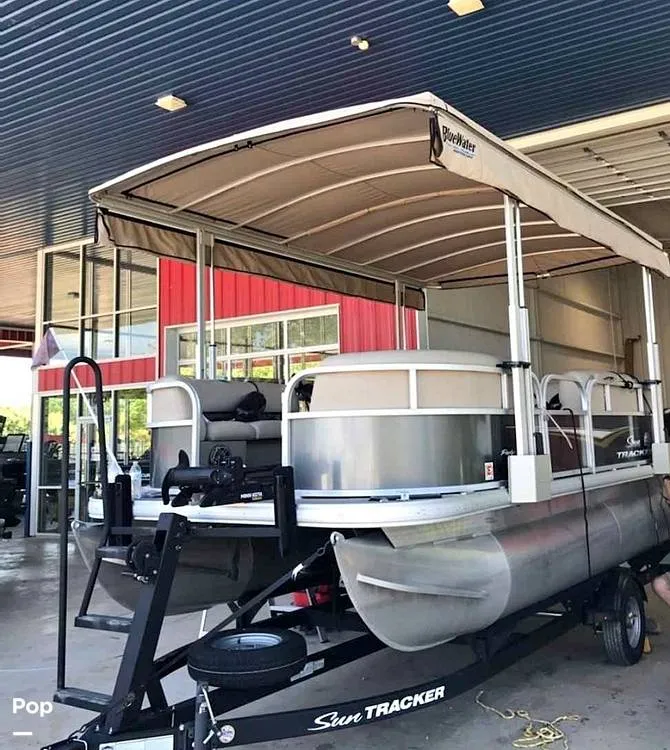 The Image of Sun Tracker Party Barge 16 DLX 2025 - 16852942