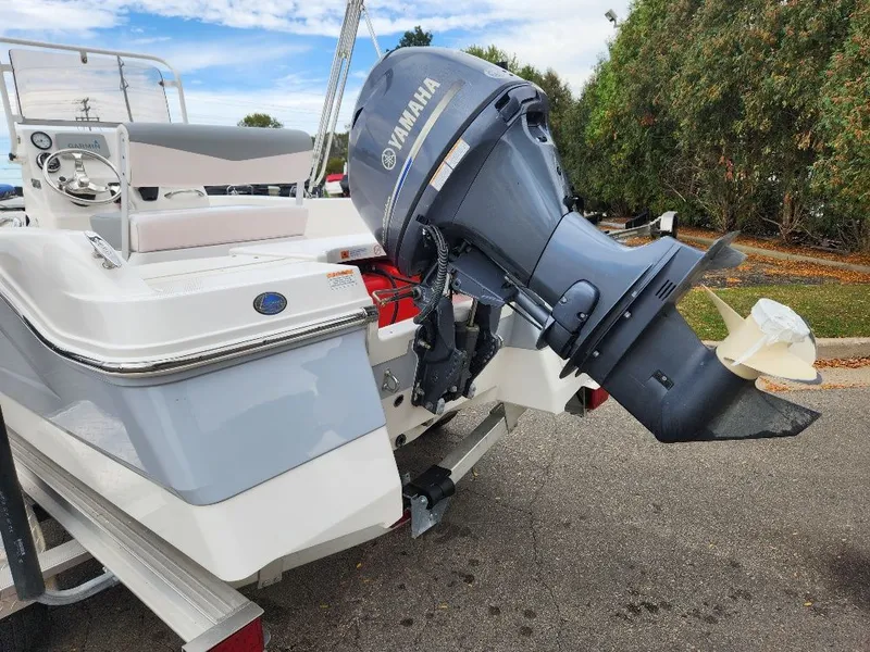 Slide: The Image of Robalo R160 2020 - 12