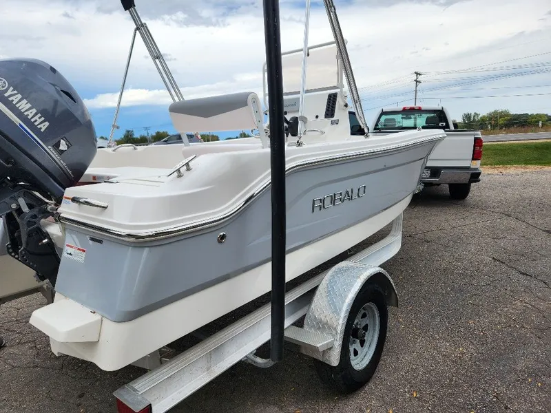 Slide: The Image of Robalo R160 2020 - 5