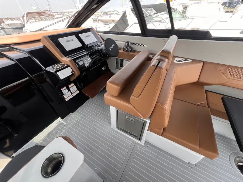 Slide: The Image of Cruisers Yachts 42 GLS South Beach Outboard 2025 - 12