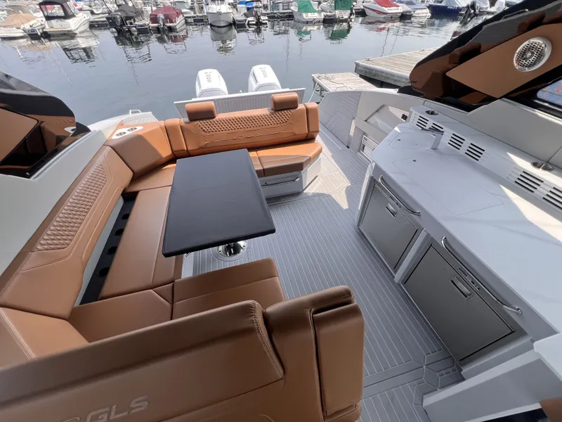Slide: The Image of Cruisers Yachts 42 GLS South Beach Outboard 2025 - 13