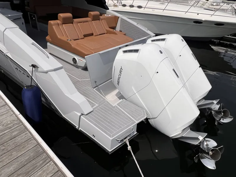 Slide: The Image of Cruisers Yachts 42 GLS South Beach Outboard 2025 - 18