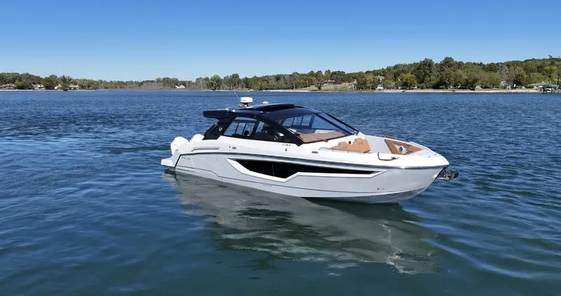 Slide: The Image of Cruisers Yachts 42 GLS South Beach Outboard 2025 - 3